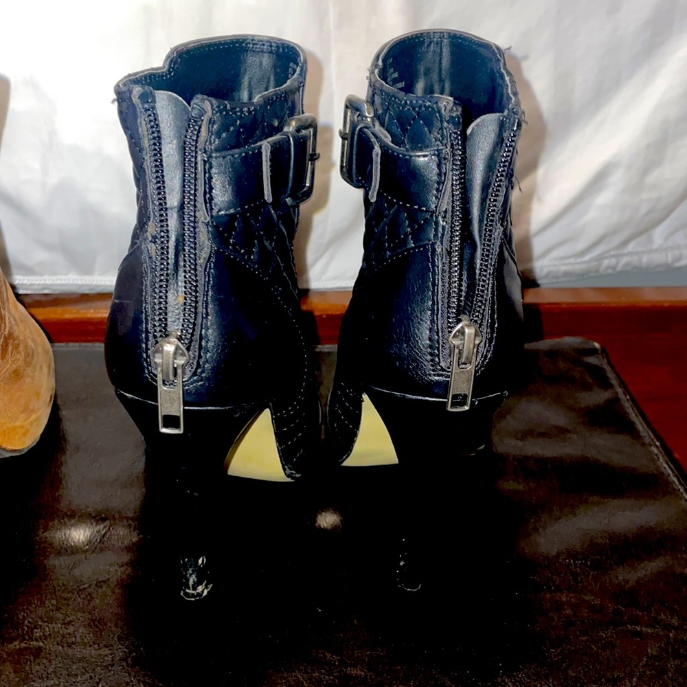 Size 6 1/2 Steve Madden booties